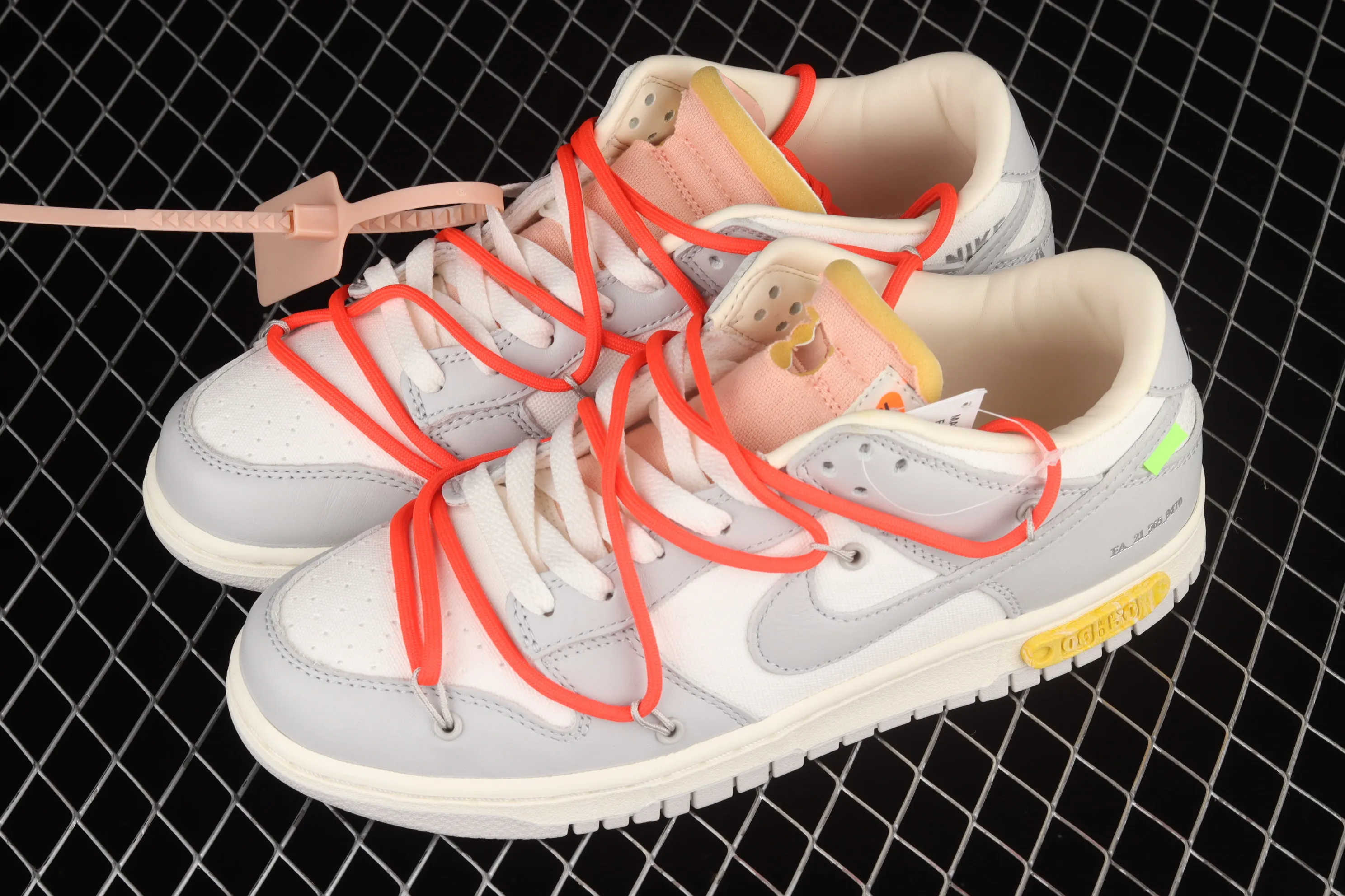 All Categories Nk SB Dunk Series Nk SB Dunk Low Low-top Sneakers Pure Original Version OF x Nk Dunk Low OW Gray Casual Sports Skateboard Shoes DM1602-110